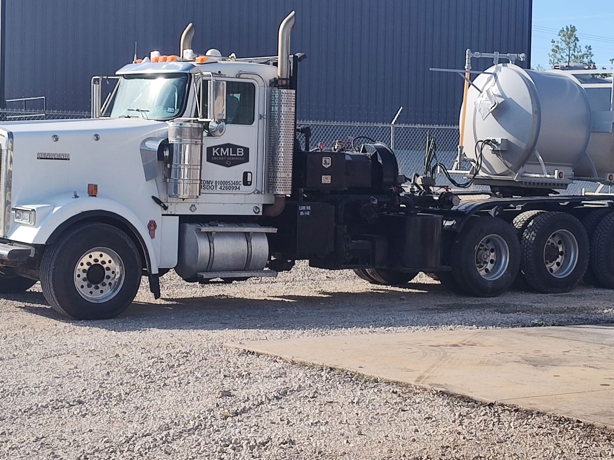 KMLB Kenworth tractor
